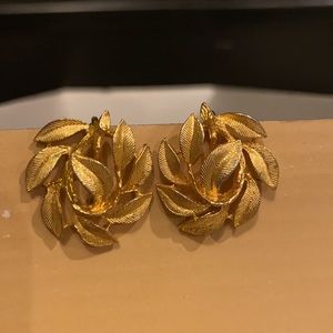 Vintage Napier Screw Back Clip on earrings !!!